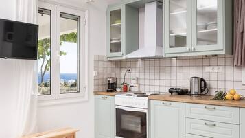 House | 2 bedrooms, desk