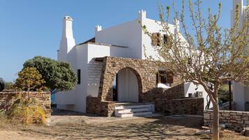 Villa | 4 bedrooms, desk