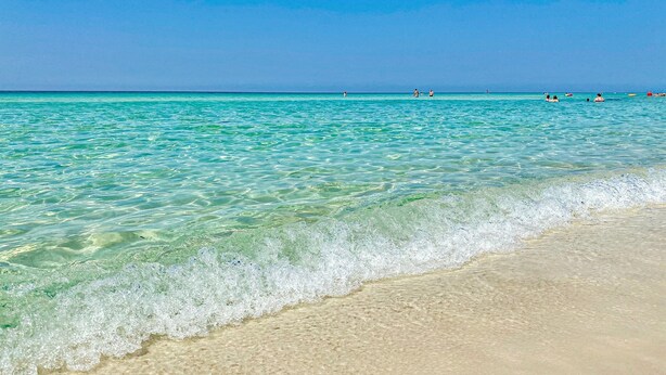 A beach with clear turquoise water and a sandy shore. - Guest Favorite Beach Beauty with Bunks SLPS 8! (Inlet Beach)