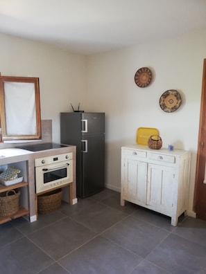 Réfrigérateur, micro-ondes, four, plaque de cuisson