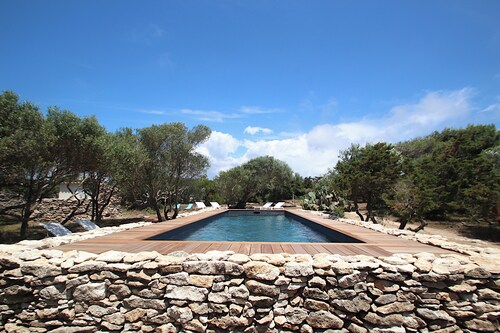 Apartment with large terrace and sea view, near Bonifacio.