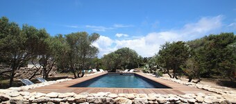 Apartment with large terrace and sea view, near Bonifacio.