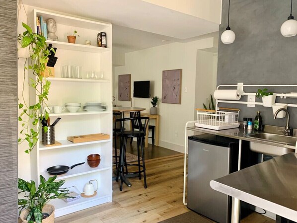 Four à micro-ondes, cafetière-théière, vaisselle et ustensiles