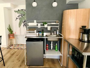 Microondas, cafetera y tetera y utensilios de cocina 