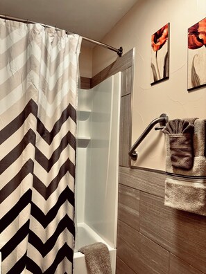Hair dryer, towels, soap, shampoo - Convenient, Quiet and Clean Home (Springdale)