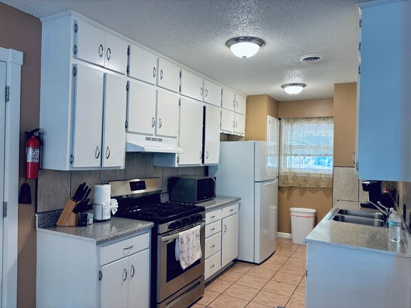 Jääkaappi, mikroaaltouuni, uuni, liesi