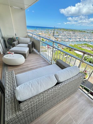 Property grounds - 2 Queen Beds Oceanfront Home - Car & Parking Available  (Honolulu)