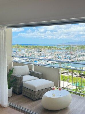 Interior - 2 Queen Beds Oceanfront Home - Car & Parking Available  (Honolulu)