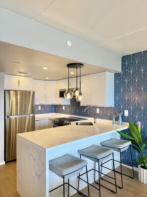 Refrigerador, microondas, horno y parrilla de estufa 