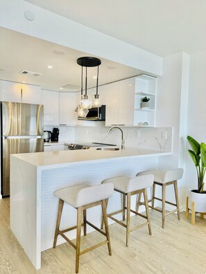 冷蔵庫、電子レンジ、オーブン、コンロ