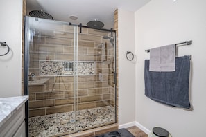 Dusche, Haartrockner, Handtücher, Seife