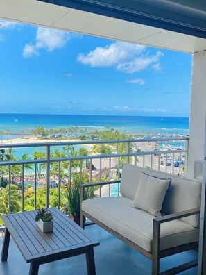Property grounds - Waikiki Oceanfront Home (Car Available) (Honolulu)