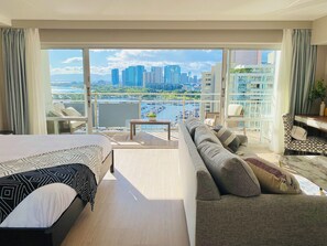 1 bedroom, iron/ironing board, travel cot, WiFi - Oceanfront Sunset Home - Car & Parking Available (Honolulu)