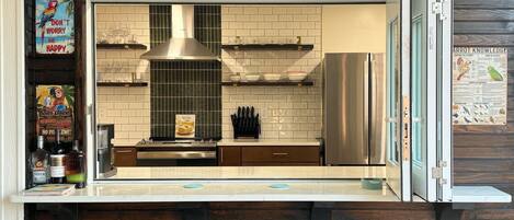 Jääkaappi, mikroaaltouuni, uuni, liesi