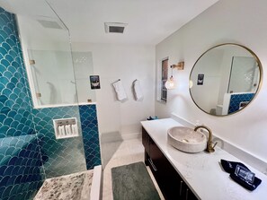 Douche, sèche-cheveux, serviettes fournies, savon