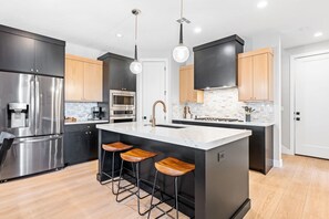 Maison mitoyenne, 5 chambres | Cuisine privée | Réfrigérateur, four, cafetière/bouilloire, grille-pain