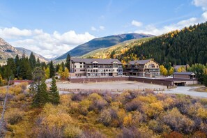 Situated in a mountainous area, this hotel offers stunning views of dense forests and a clear sky.