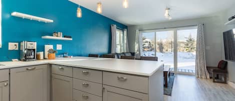 Condo, 1 chambre | Cuisine privée | Réfrigérateur, un four, cafetiÚre-théiÚre, grille-pain