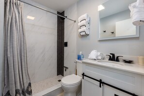 Apartment, 1 Schlafzimmer | Badezimmer | Handtücher, Shampoo