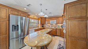 House, 3 Bedrooms | Private kitchen | Fridge, oven, coffee/tea maker, toaster