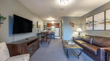 Kondominium, 1 kamar tidur | Area keluarga | Smart TV