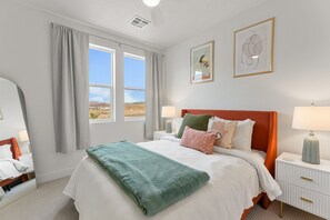 3 habitaciones, escritorio y espacio para trabajar con laptop