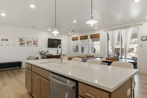 Condo, 3 Bedrooms | Interior