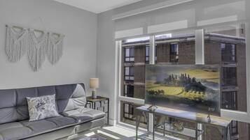 Apartemen, 2 kamar tidur | Area keluarga | Smart TV dan layanan streaming