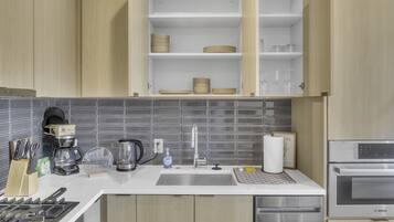 Apartment, 2 Bedrooms | Private kitchen | Fridge, oven, toaster