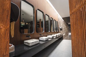 A modern bathroom with wooden paneling, multiple mirrors, and marble sinks. - Charming Bungalow Cajititlan 2 Beds Pool (Tlajomulco de Zúñiga)