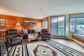 コンドミニアム 1 ベッドルーム | リビング エリア