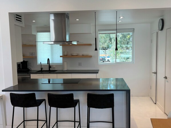 Refrigerador, microondas, horno, placa de cocina