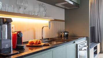 Premier Studio | Private kitchen | Fridge, microwave, stovetop, coffee/tea maker