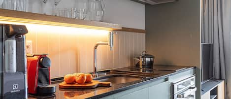 Studio – premier | Eget kjøkken | Kjøleskap, mikrobølgeovn, kokeplater og kaffetrakter/tekoker