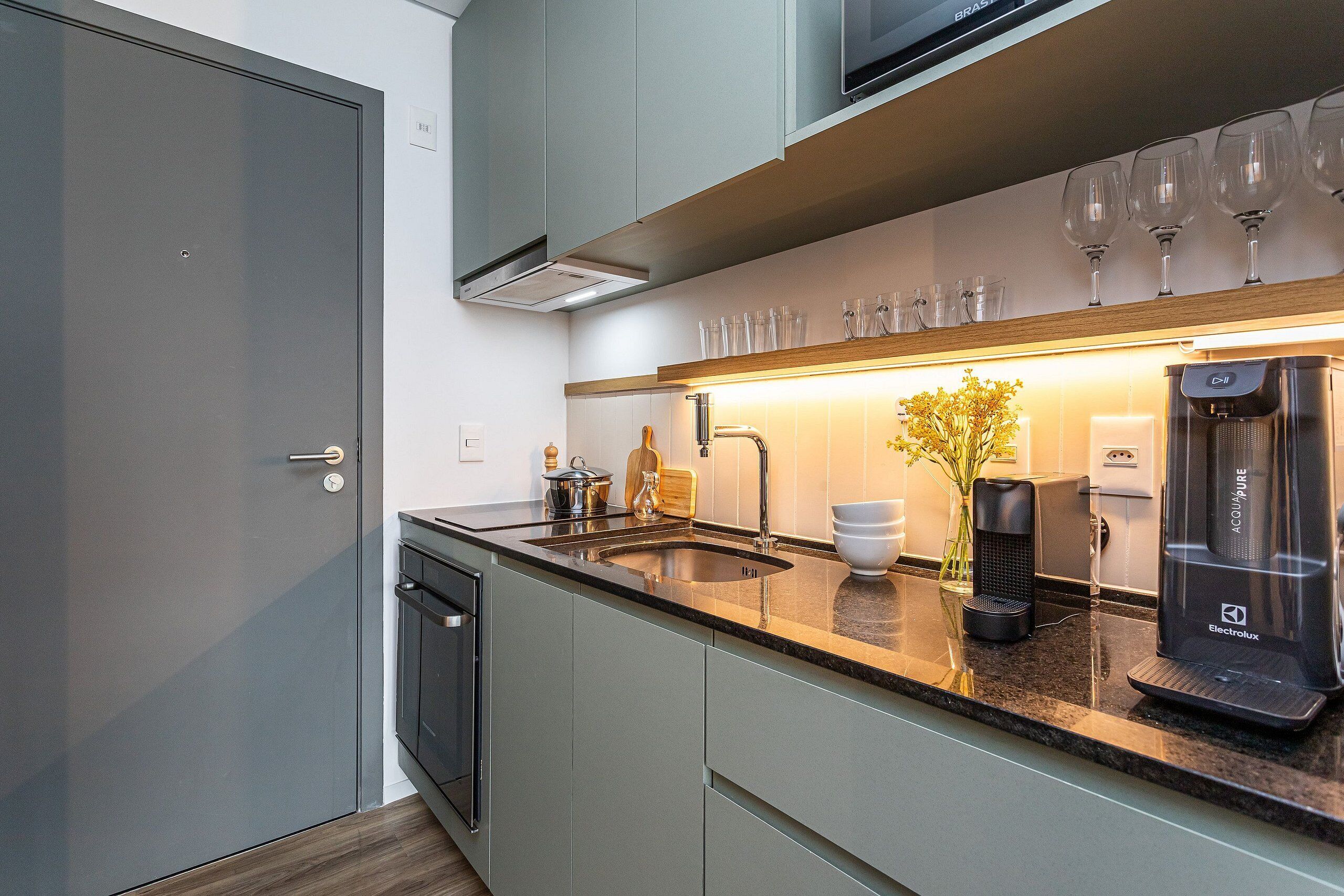 Premium Studio | Private kitchen | Fridge, microwave, stovetop, coffee/tea maker