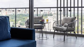 Grand-studio | Oleskelualue | 50–tuumainen äly-TV, jossa digitaalikanavat