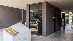 A concrete structure with a white box labeled 'SKR 2028' and a metal grate on the ground. - Apartamentos com vista incrível para São Paulo ao lado da Rebouças e Faria Lima - Pinheiros (São Paulo)