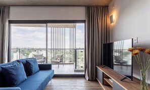 Studio Besar | Area keluarga | Smart TV 50-inci dengan saluran TV digital