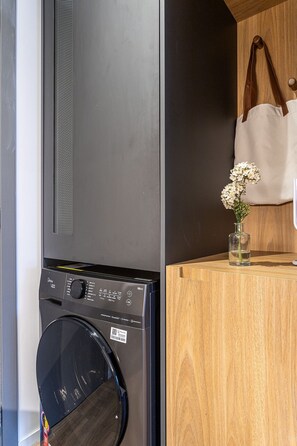 เอ็กเซกคิวทีฟสตูดิโอ | ภายใน