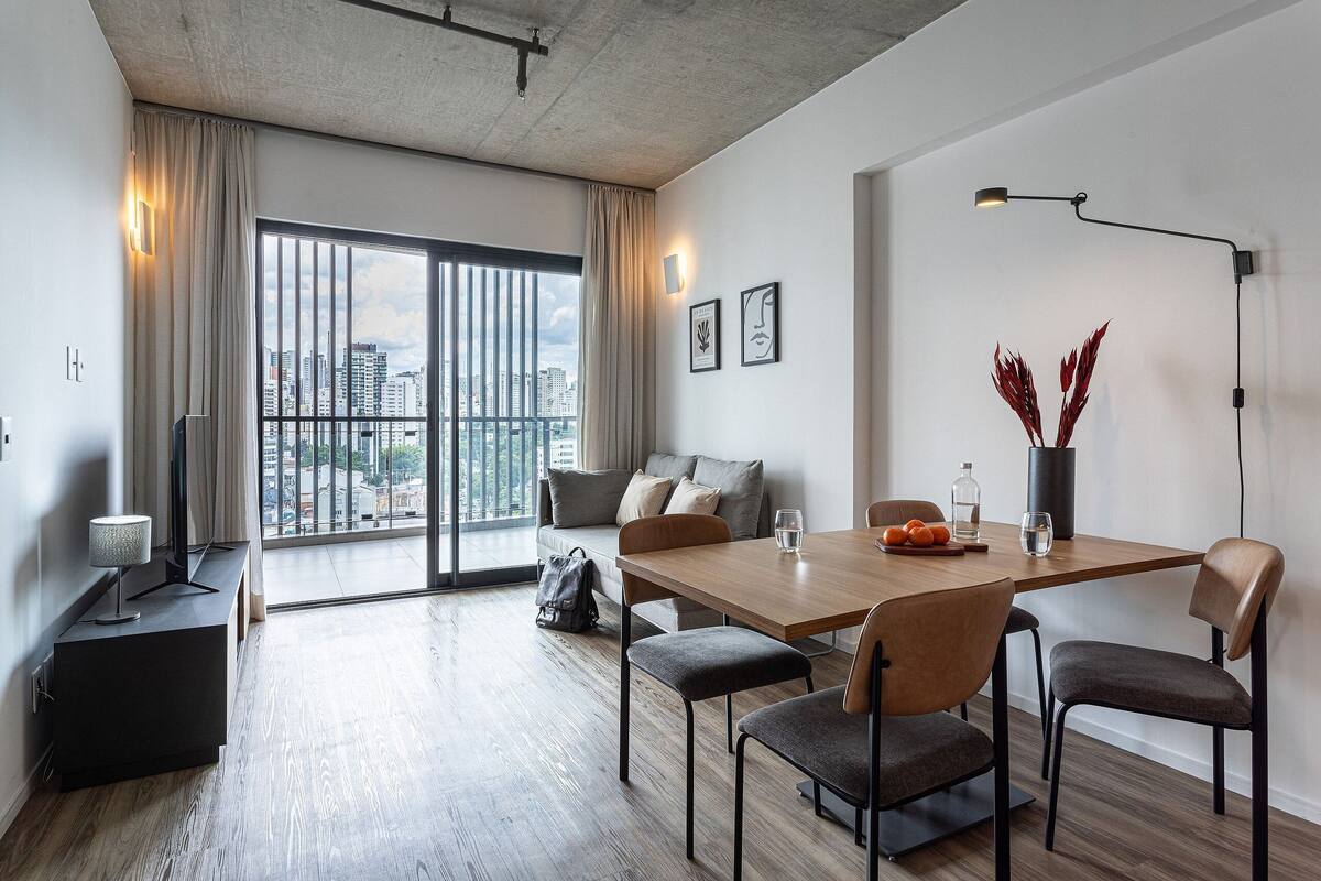 Departamento urbano | Área de sala de estar | Smart TV de 50 pulgadas con canales digitales