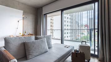 Studio Ville | Coin séjour | TV connectée de 50 pouces avec chaînes numériques