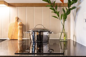 Monolocale Executive | Cucina privata | Frigorifero, microonde, pentole/stoviglie/utensili