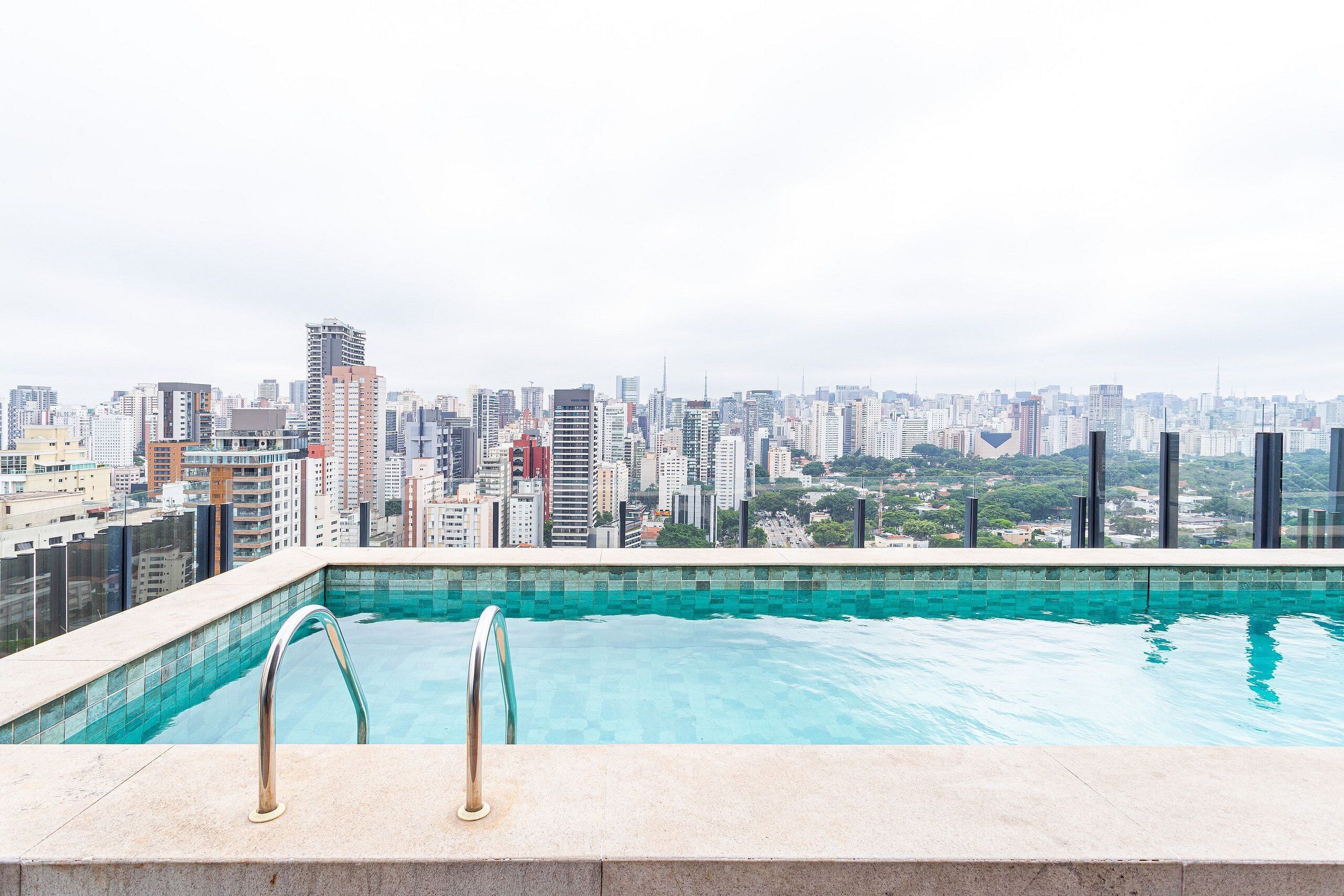 Une piscine sur le toit offrant une vue sur le paysage urbain.
