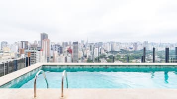 Una piscina en la azotea con vistas a la ciudad.