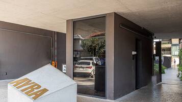 Una estructura de concreto con una caja blanca que dice 'SKR 2028' y una rejilla metálica en el suelo.