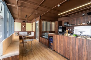 A modern kitchen with wooden cabinetry, a built-in oven, and a refrigerator. - Apartamentos com vista incrível para São Paulo ao lado da Rebouças e Faria Lima - Pinheiros (São Paulo)