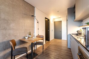 Studio Superior | Bếp riêng | Tủ lạnh, lò vi sóng, dụng cụ pha cà phê/trà