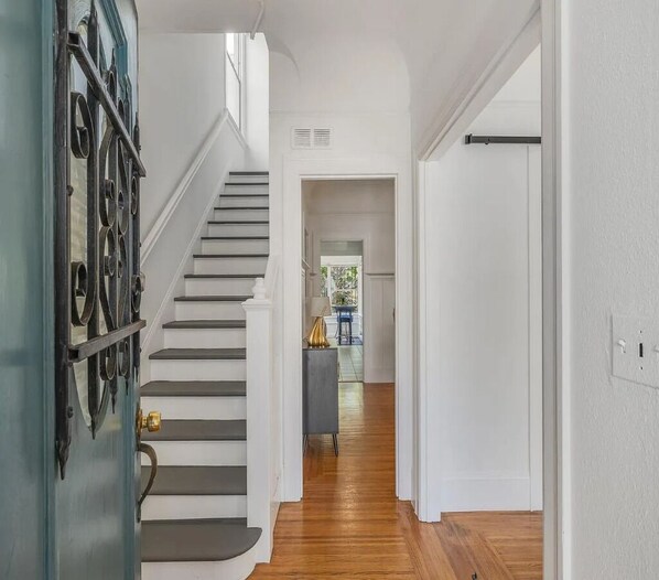 Interior - Cozy Room in Prime Oakland Location Near Lake Merritt BART! (Oakland)