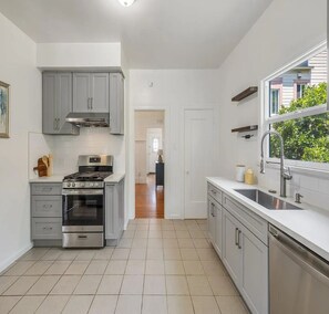 Cookware/dishes/utensils, spices, dining tables - Cozy Room in Prime Oakland Location Near Lake Merritt BART! (Oakland)