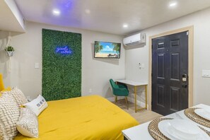 1 habitación, escritorio, tabla de planchar con plancha y wifi